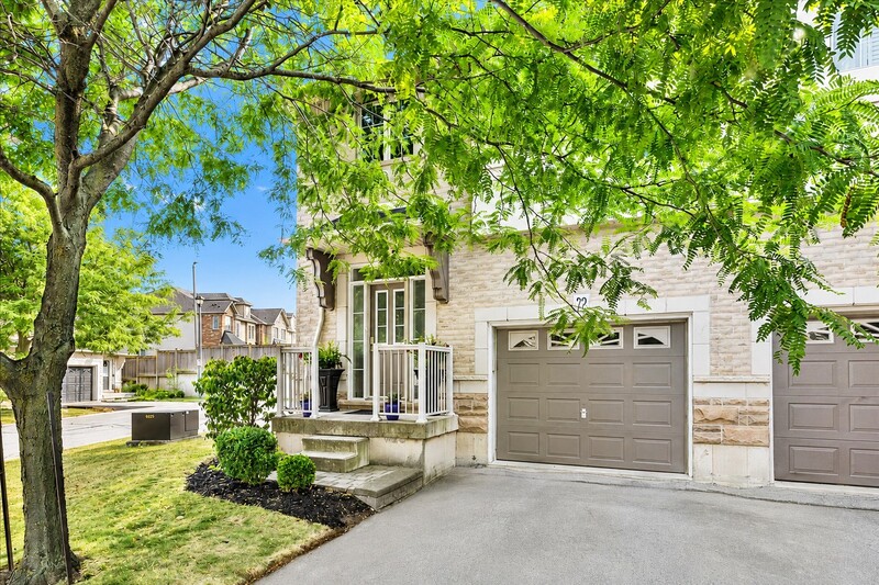 SUPER END UNIT CONDO IN BURLINGTON!